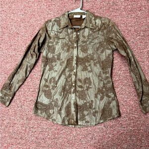 Wrangler women’s shirt, size medium.